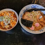 チャイニーズキッチン 高雄飯店 - 料理写真:ランチメニューのサービスメニューの1.半マーボー丼とラーメン￥950