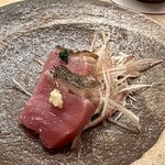 鮨 陸 - メジマグロ 皮め炙り 佐渡より