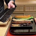 鮨 陸 - 太巻き（芝海老入りたまご、穴子、干瓢、牛蒡、冬子、三つ葉） 海苔は久保井海苔店から