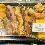 やきとり屋とりどーる - 料理写真:お弁当の容器が想定より小さくご飯の量も少なく感じた。蓋を開けると炭焼きの匂いがカッツんと来る。
