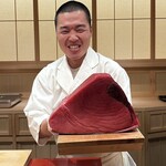 鮨 陸 - この日の鮪は、北海道は噴火湾より 180kg 結乃花より
      お弟子さんのやまちゃん
      髪を切ったのには理由があるのです！
