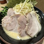 横浜家系ラーメン 初の家 戸島店 - 