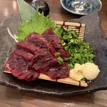 和酒 いちもんじ - クジラのお刺身　肉厚で美味い！当然だ！