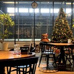 SWEET AS - 天上高く広々とした空間、クリスマスツリー