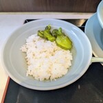 新橋ニューともちんラーメン - 無料めし（小）に青かっぱを乗せて