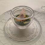 マダム・トキ - 北海道噴火湾ズワイガニとカリフラワーのムース. コンソメジュレとキャビアリシェトラ