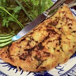 アオザイ - これもオリジナルのベトナム風お好み焼き、野菜と共に戴く
