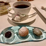 ジャンティーユ - ◉ プチフールとドリンク
      　・抹茶マドレーヌ、シュークリーム、
      　　焼きショコラ