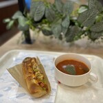 ヴィ・ド・フランス - 料理写真:3種のチーズ&チョリソー（アボカドソース）347円
具だくさんのミネストローネスープ480円