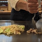 鉄板焼 りんご - 焼きそば作製中