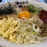 油そば専門店　歌志軒 - チーズ、生卵、魚粉、玉ねぎ、青ネギ、フライドオニオン等全て加わる
