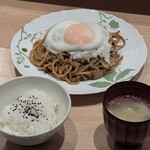 鉄板焼 りんご - 豚ソース焼きそば　＆　目玉焼き　100円