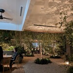 GARDEN HOUSE - 席から見た庭。奥には隣のお店の席が見える