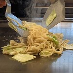 鉄板焼 りんご - 焼きそば作製中