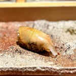 匠 進吾 - 皮剥は、肝の旨味が濃厚。
      そういえば、気のせいか煮切りが少し強く感じますね。
      変えたのかな。私のバカ舌のせいである可能性も十分にあります（笑）