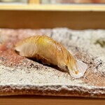 匠 進吾 - 味がしっかり乗った平目。握りの初手から美味しい♪