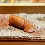 匠 進吾 - 鰤の漬け。
      冬魚も整ってきて、お鮨を楽しむには、い〜い季節です。