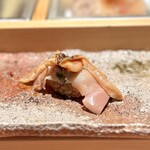 匠 進吾 - ツメを最低限に、噛みしめる美味しさが楽しい煮蛤。