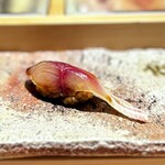 匠 進吾 - 初めていただいた、関さばもよかった。
      脅威の弾力のお魚ですから、薄く切り付けたものを三枚付けで♪