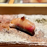 匠 進吾 - 心地良い弾力の縞鯵。こちらも美味…