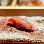 匠 進吾 - 金目鯛の昆布〆。
      その個性のある香りもしっかりと。