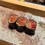匠 進吾 - 巻物も、もちろん抜かりナシ！
      海苔の風味も良くて、贅沢感のあるトロたく巻き(^^)