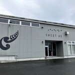 SWEET AS - レストランや運動施設が連なる、横に長い建物