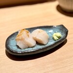 匠 進吾 - 【追加】帆立。
      天然の帆立が、あまりに立派で美味しそうだったので、追加です(^^)
      繊維のキメが細かく、豊かな甘み。醤油と藻塩とで楽しみました。