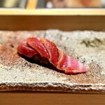 匠 進吾 - 蛇腹の大トロ。
      見た目の脂乗りのイメージに比して、嫌味のない風味。
      赤身、中トロ、大トロと、これだけ整った本鮪に出会えると喜ばしい♪