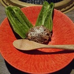 焼肉とみ - 前菜生ピーマンの肉のせ