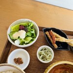 Cercle Dish and Coffee - 季節の野菜のサラダ、ごぼうと人参の黒胡椒唐揚げ、しらたきの人参葉ジェノベーゼ、おかず味噌