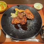 肉菜ダイニング 五色 - 国産炙り骨付き若鶏（タレ＆塩）