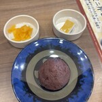 資さんうどん - ぼたもちと、うどんについてくる沢庵、おでんについてくるカラシ