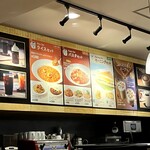 カフェ・ベローチェ - 注文カウンター後ろ、ライスセットやパスタセット