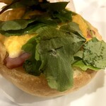 カフェ・ベローチェ 伏見桃山店 - カイザーサンド スクランブルエッグ＆燻しベーコン〜トリュフマヨ入り〜