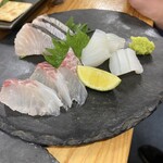 魚Bar Pon-Kotsu - 刺身盛り合わせ小　たい、紋甲いか、さわら炙り