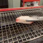 アジェ - 牛脂で網を擦ります。