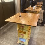 アジェ - 満席の時は外のテーブル席で飲みながら待つことができます。素晴らしい！