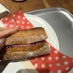 ワプラスコーヒー - タンドリーチキンとコールスローのサンドイッチ