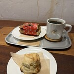 ワプラスコーヒー - レモンホワイトチョコのスコーン、タンドリーチキンとコールスローのサンドイッチ