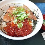 なか卯 - サーモンいくら丼