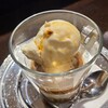尾道浪漫珈琲 - カフェ・コン・ジェラート(税込880円)
クラッシュ・アーモンドが載ったバニラアイス、香り高くて酸味と苦味のあるサイフォン式の珈琲を掛けます
アーモンドのカリッと食感もあり、大人のアイスですね