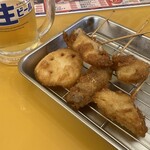 漁港直送 漁師小屋 - 「串かつビールセット」(税込550円)の串カツ5種盛りと生ビール