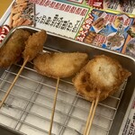 漁港直送 漁師小屋 - 「串かつビールセット」(税込550円)の串カツ5種盛り