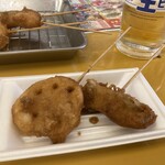 漁港直送 漁師小屋 - 「串かつビールセット」(税込550円)の串カツたちを紙製の取り皿に取り分け(こっちの紙皿に移してからソースを掛けて頂きます♡)