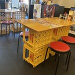 漁港直送 漁師小屋 - 内観(ビールケースに板を乗せてできたテーブル席)