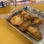 漁港直送 漁師小屋 - 「串かつビールセット」(税込550円)の串カツ5種盛りと生ビール