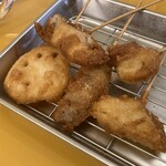 漁港直送 漁師小屋 - 「串かつビールセット」(税込550円)の串カツ5種盛り