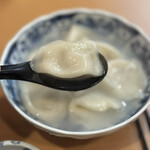 まことうどん - このレンゲサイズの水餃子が8個でコスパ最高。