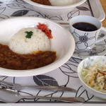 LAGOON CAFE - ラグーンカレーのセットはドリンクも付いて500円！+100円でデザートも付きます♪カレーはトマトベースにチキンが入っていてカレー好きには是非食べて欲しいです！スパイスも1から調合をしているそうです♪